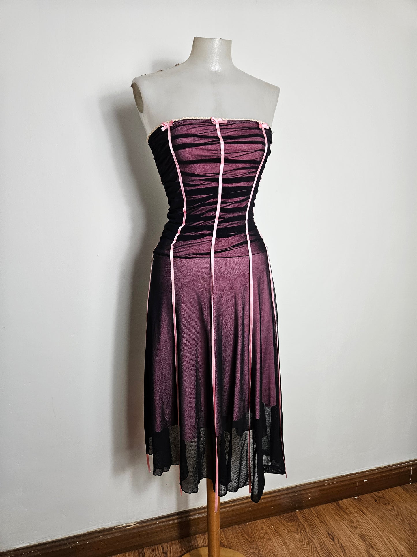 Robe bustier à rubans noire et violette