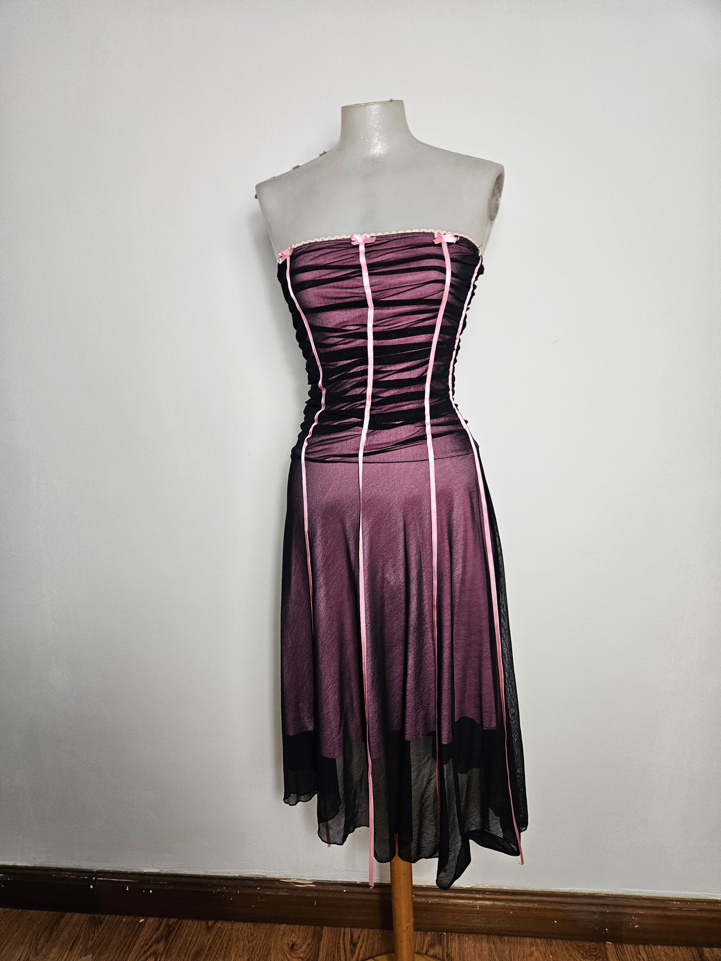 Robe bustier à rubans noire et violette