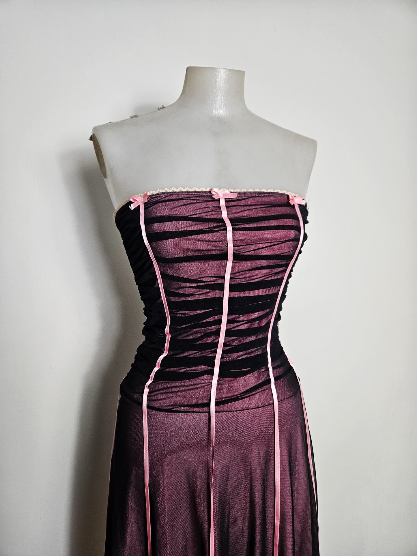 Robe bustier à rubans noire et violette