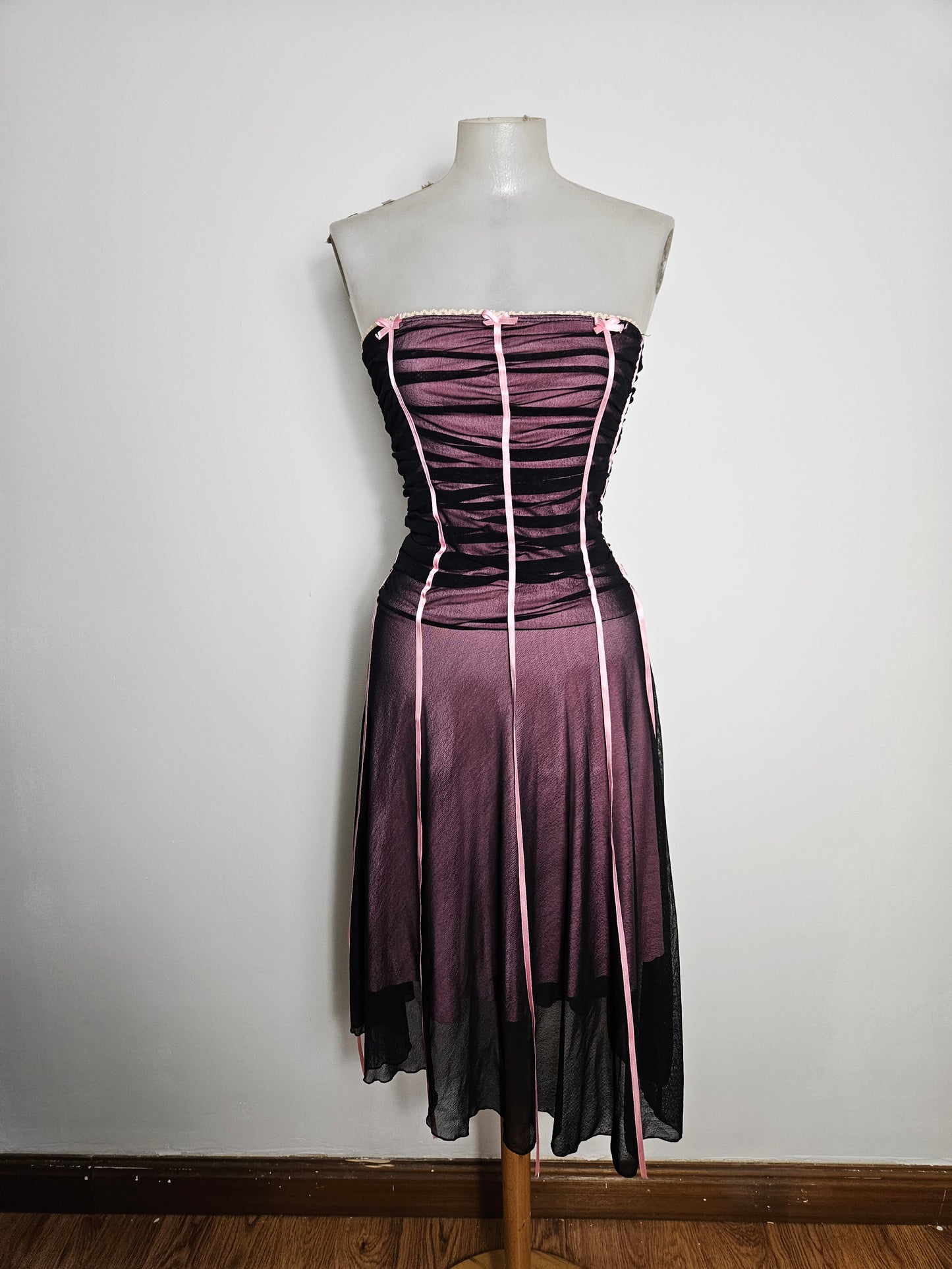 Robe bustier à rubans noire et violette