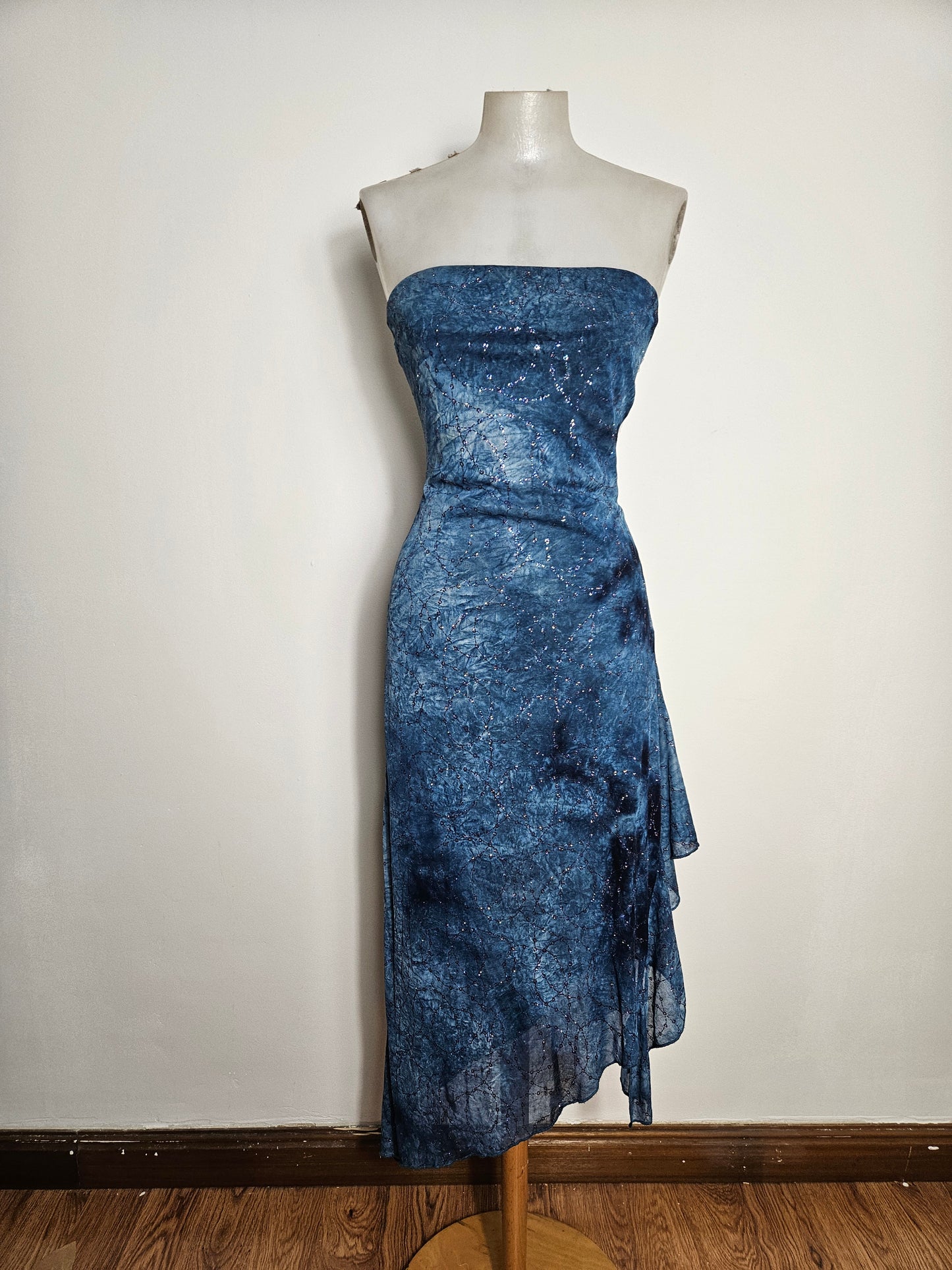 Robe strapless bleue à strass