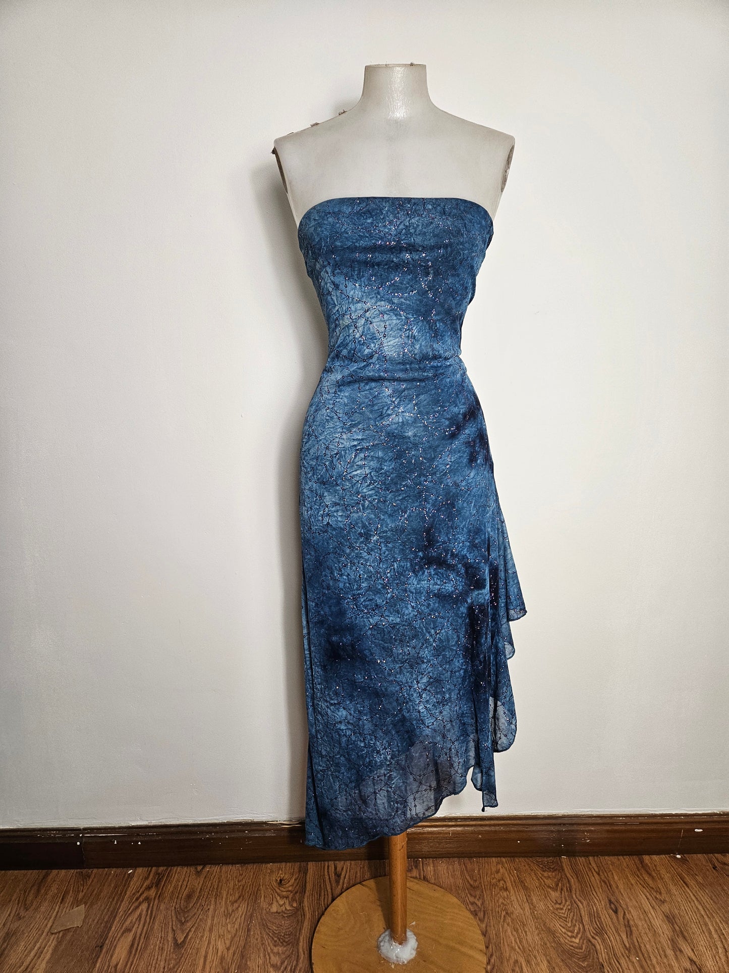 Robe strapless bleue à strass