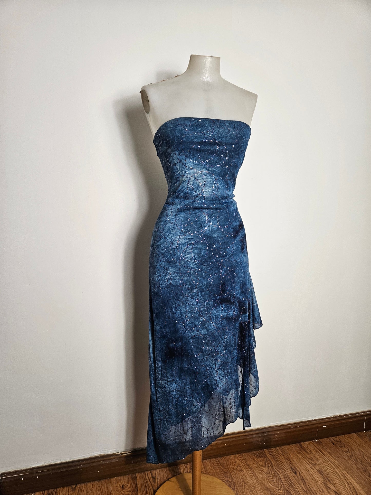 Robe strapless bleue à strass