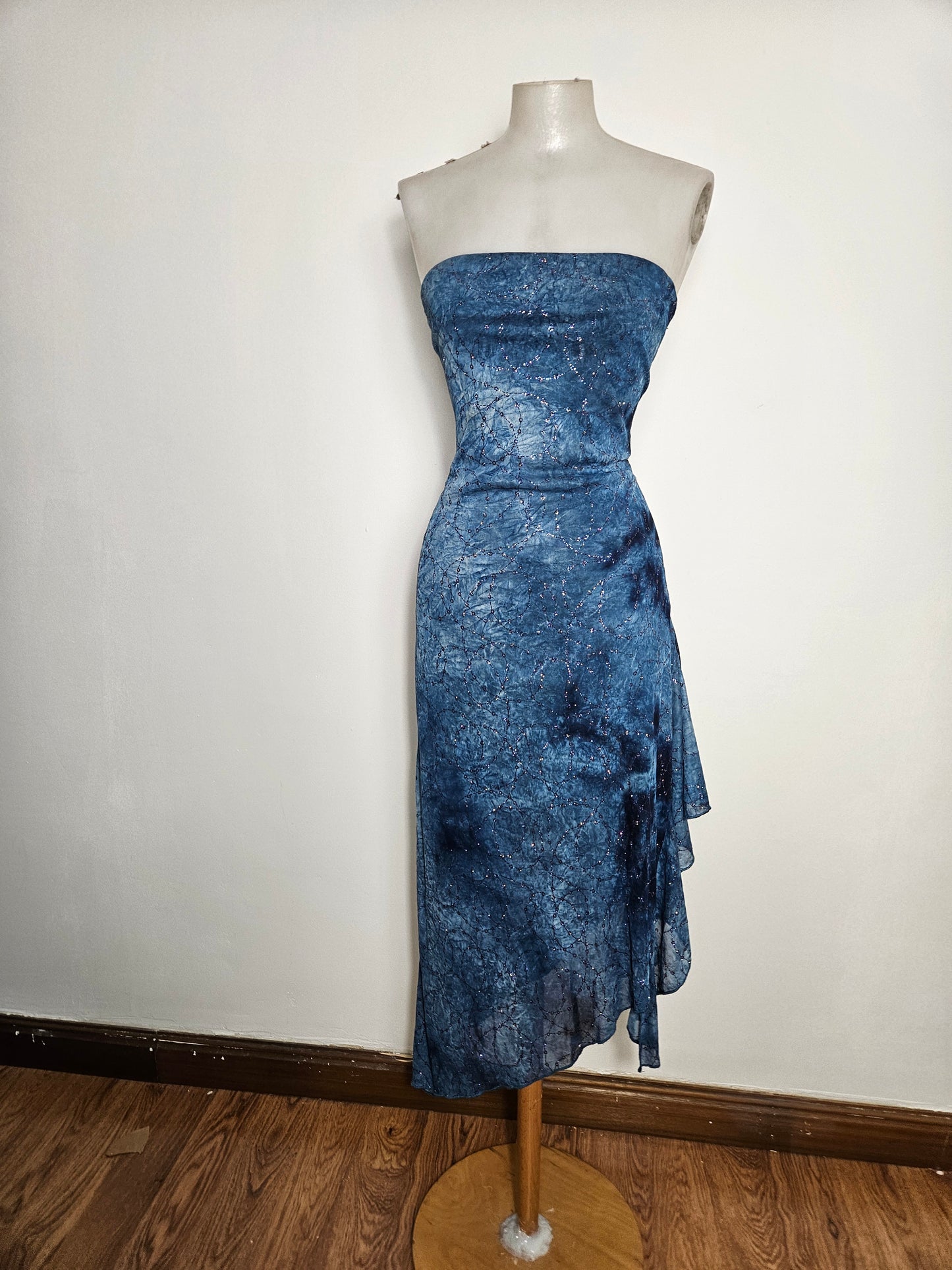 Robe strapless bleue à strass