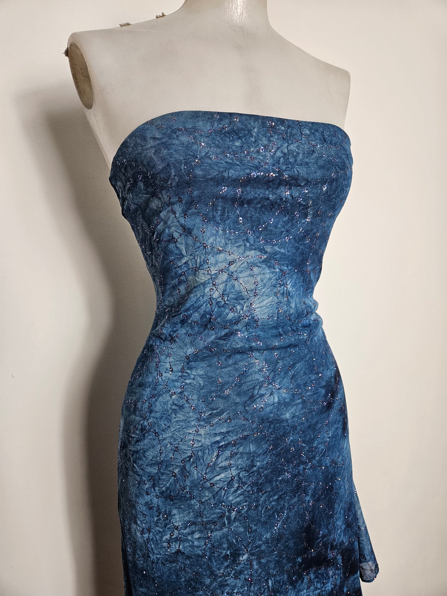 Robe strapless bleue à strass