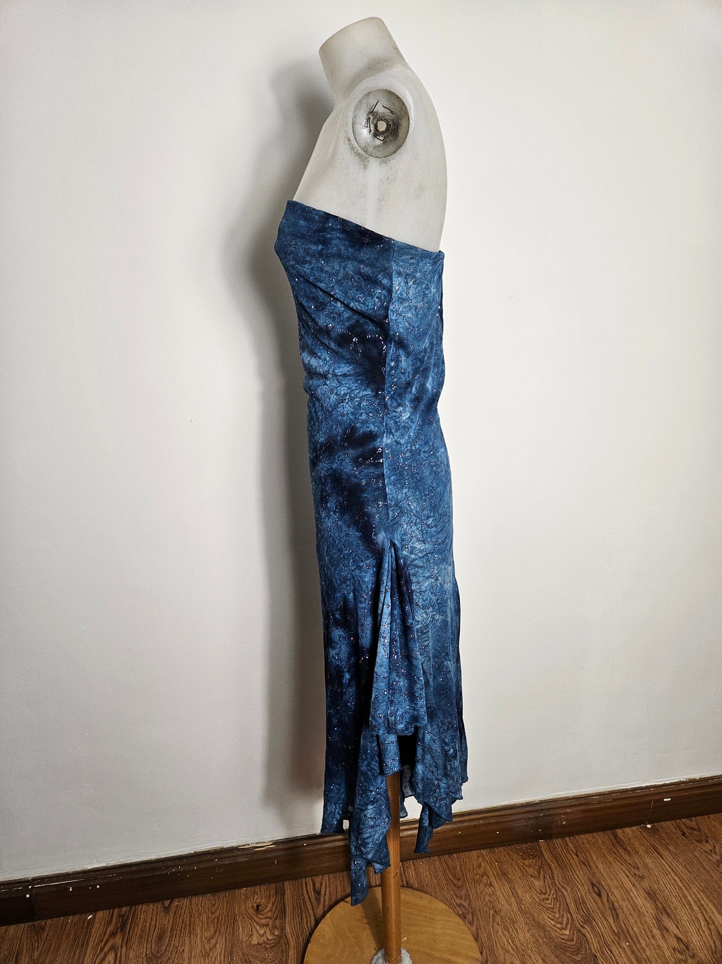 Robe strapless bleue à strass