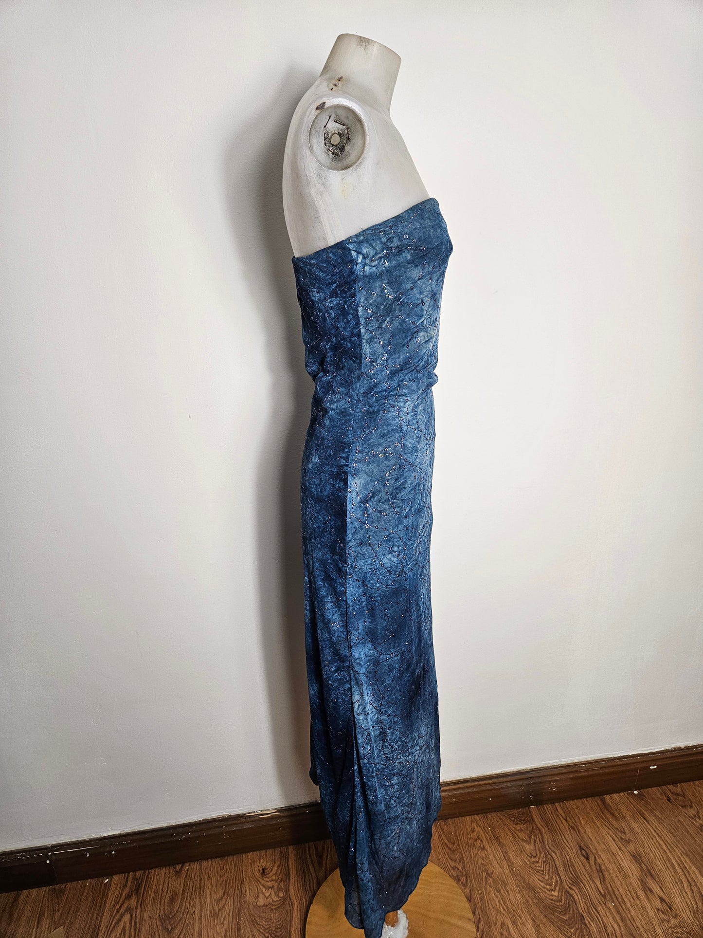 Robe strapless bleue à strass