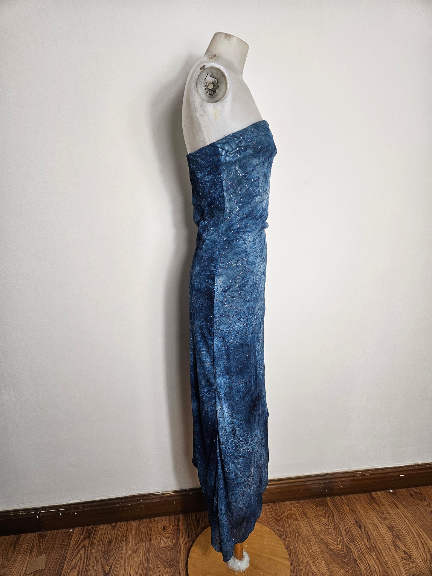 Robe strapless bleue à strass