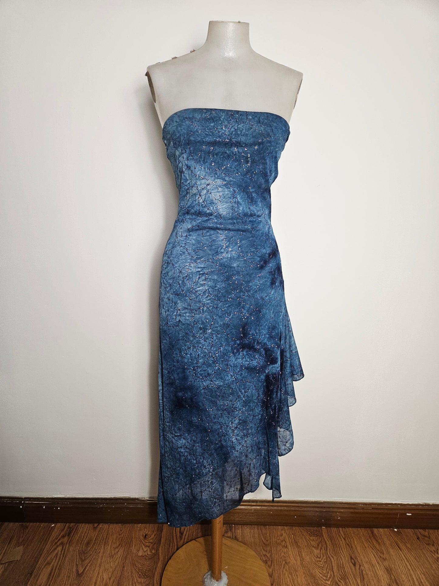 Robe strapless bleue à strass
