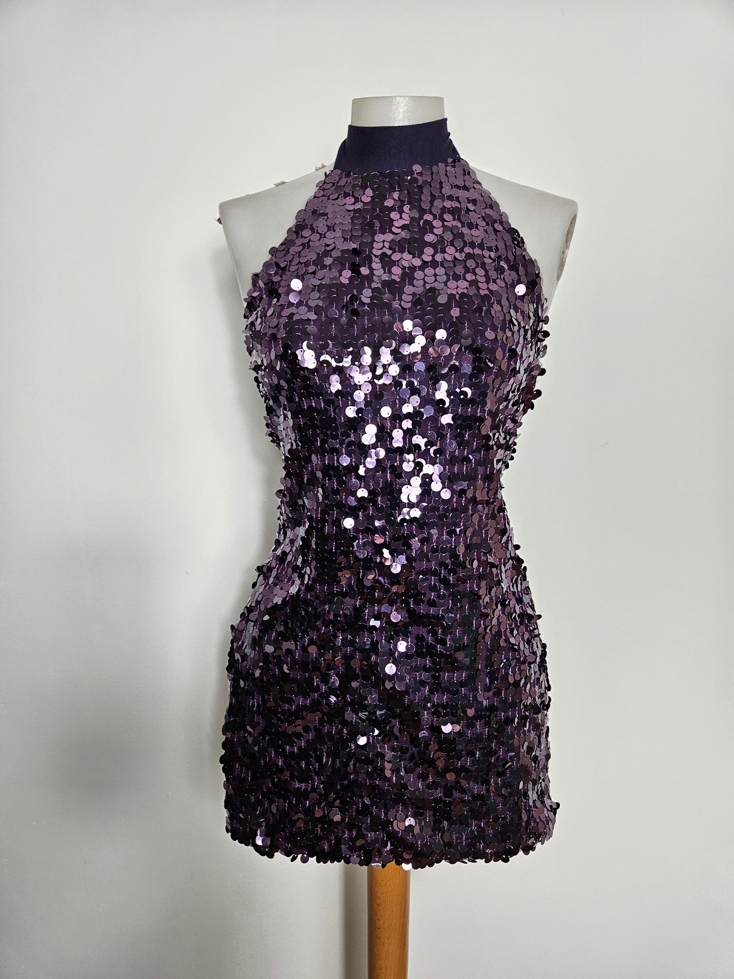 Robe dos nu à sequins violet