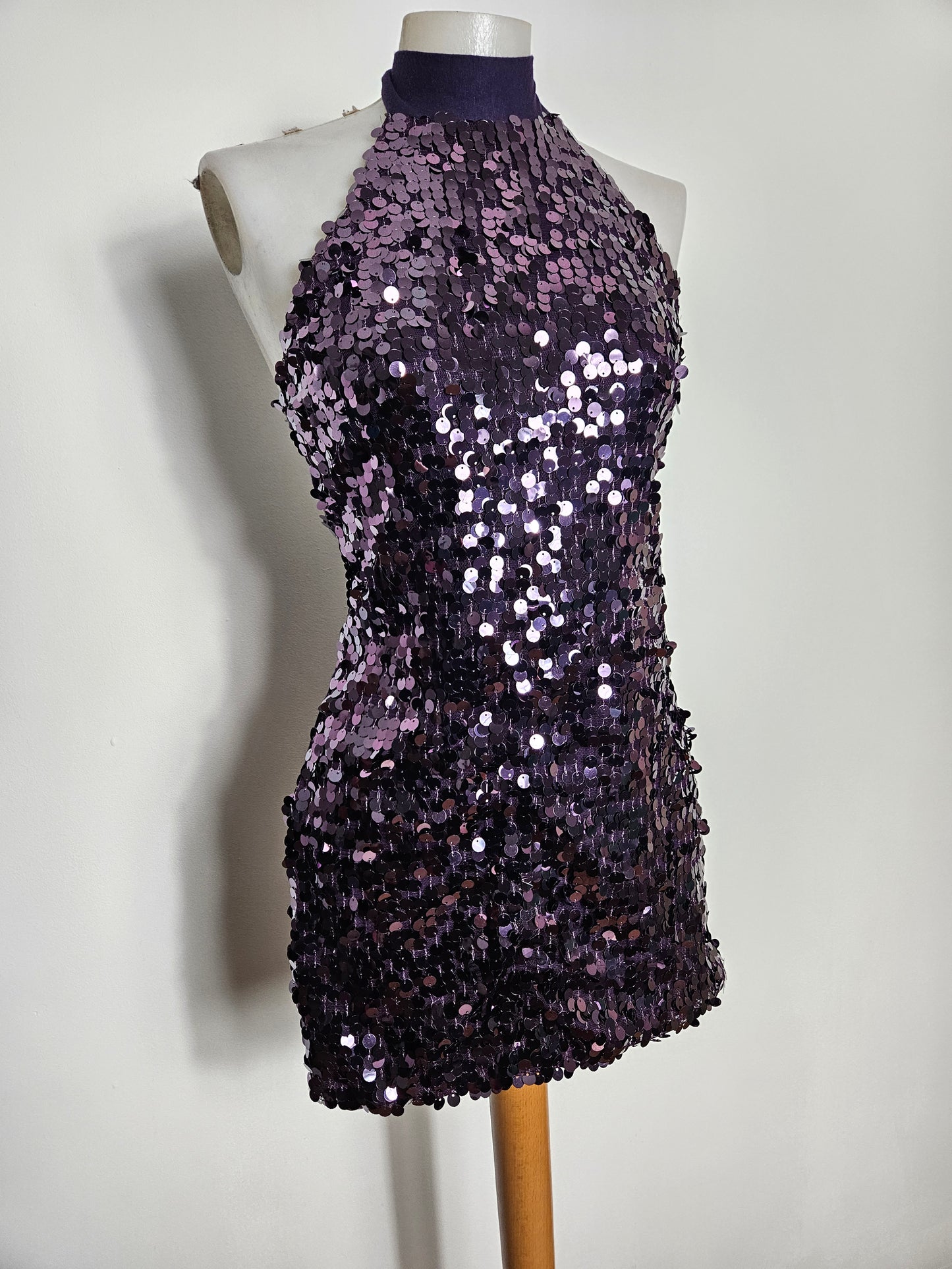 Robe dos nu à sequins violet
