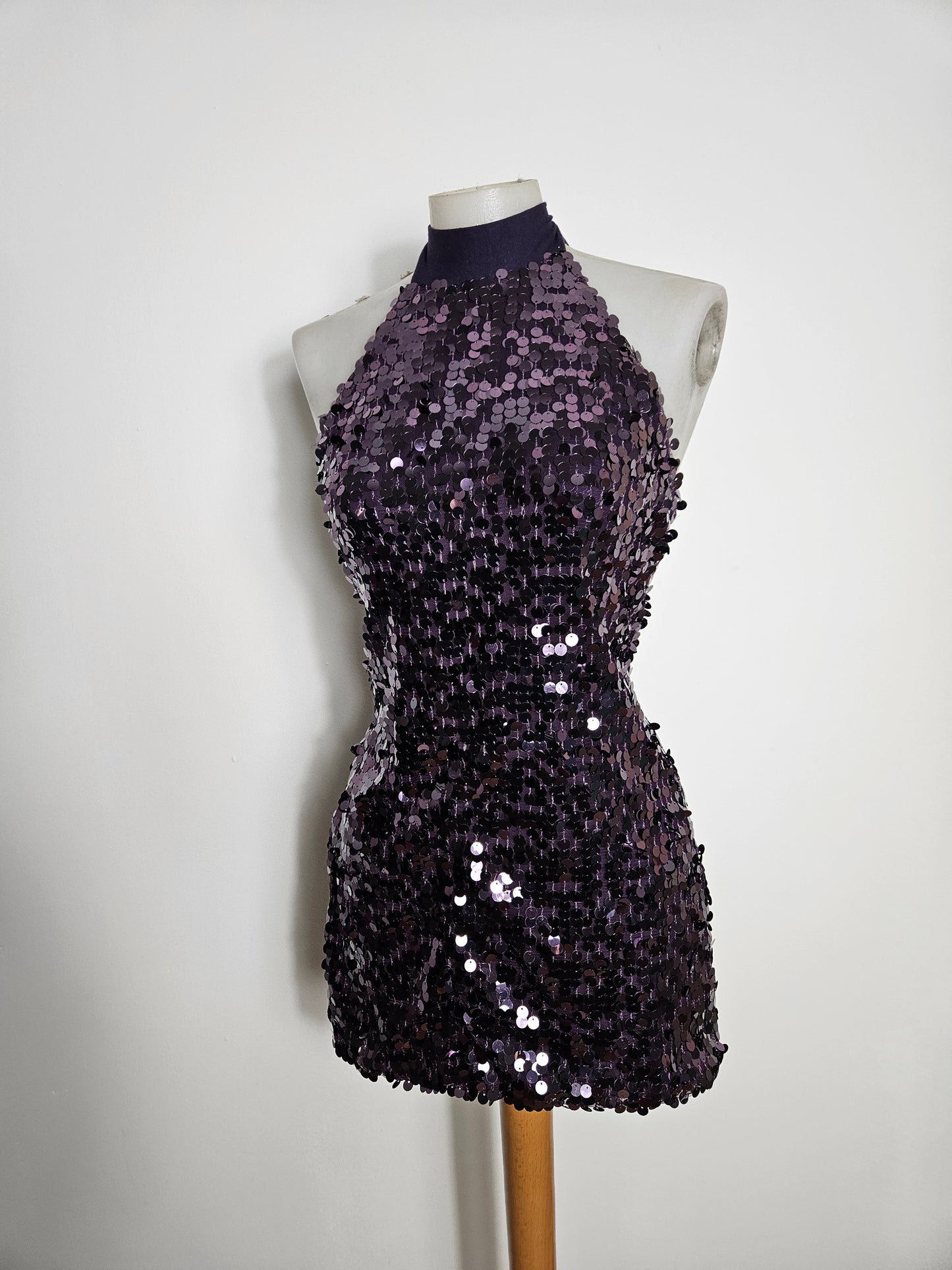 Robe dos nu à sequins violet