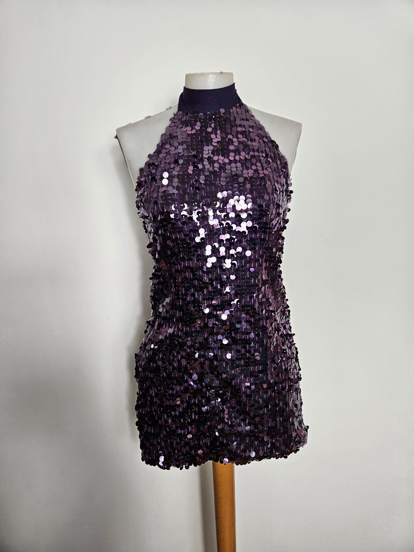 Robe dos nu à sequins violet