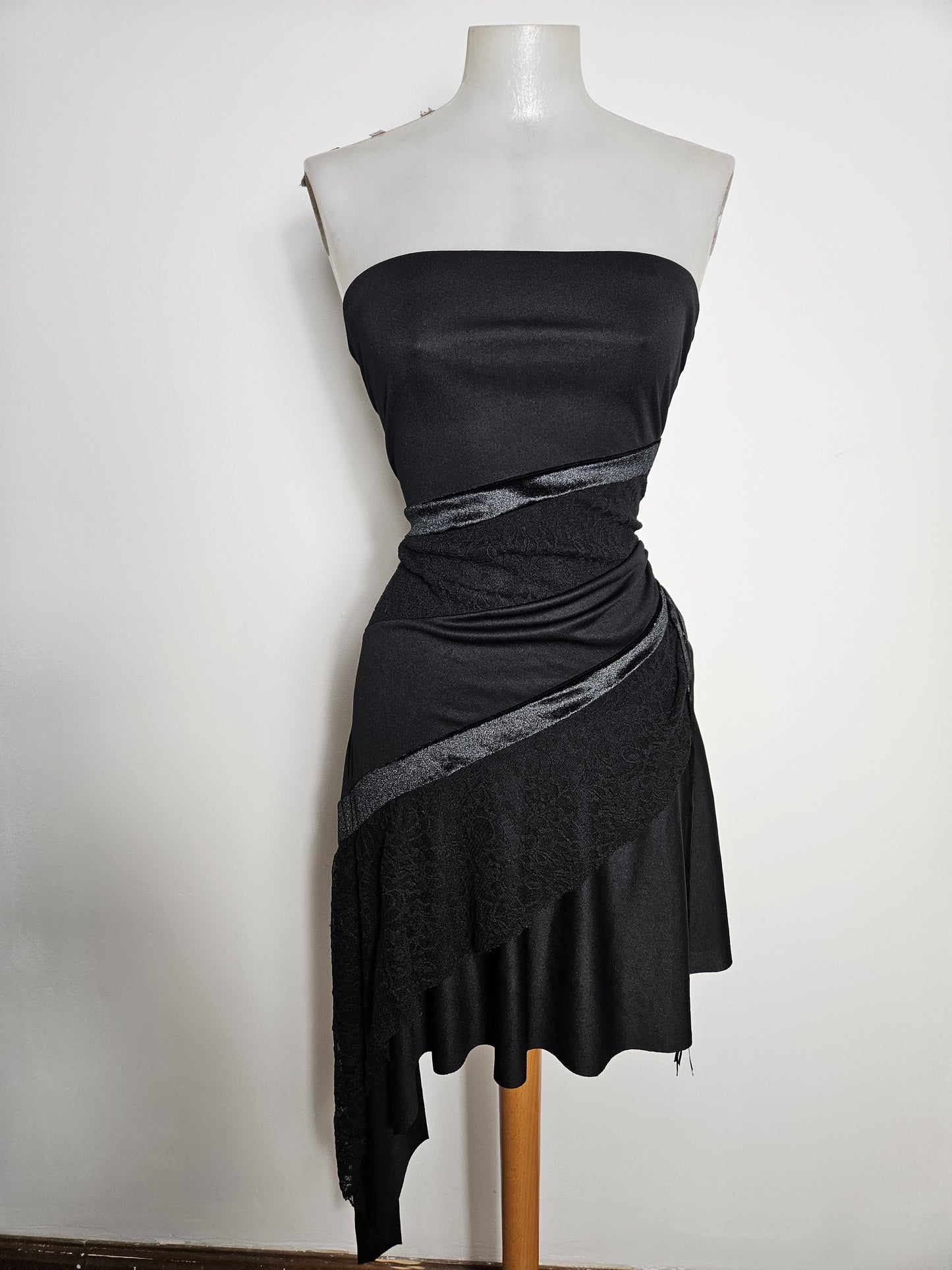 Vestido negro asimétrico sin tirantes