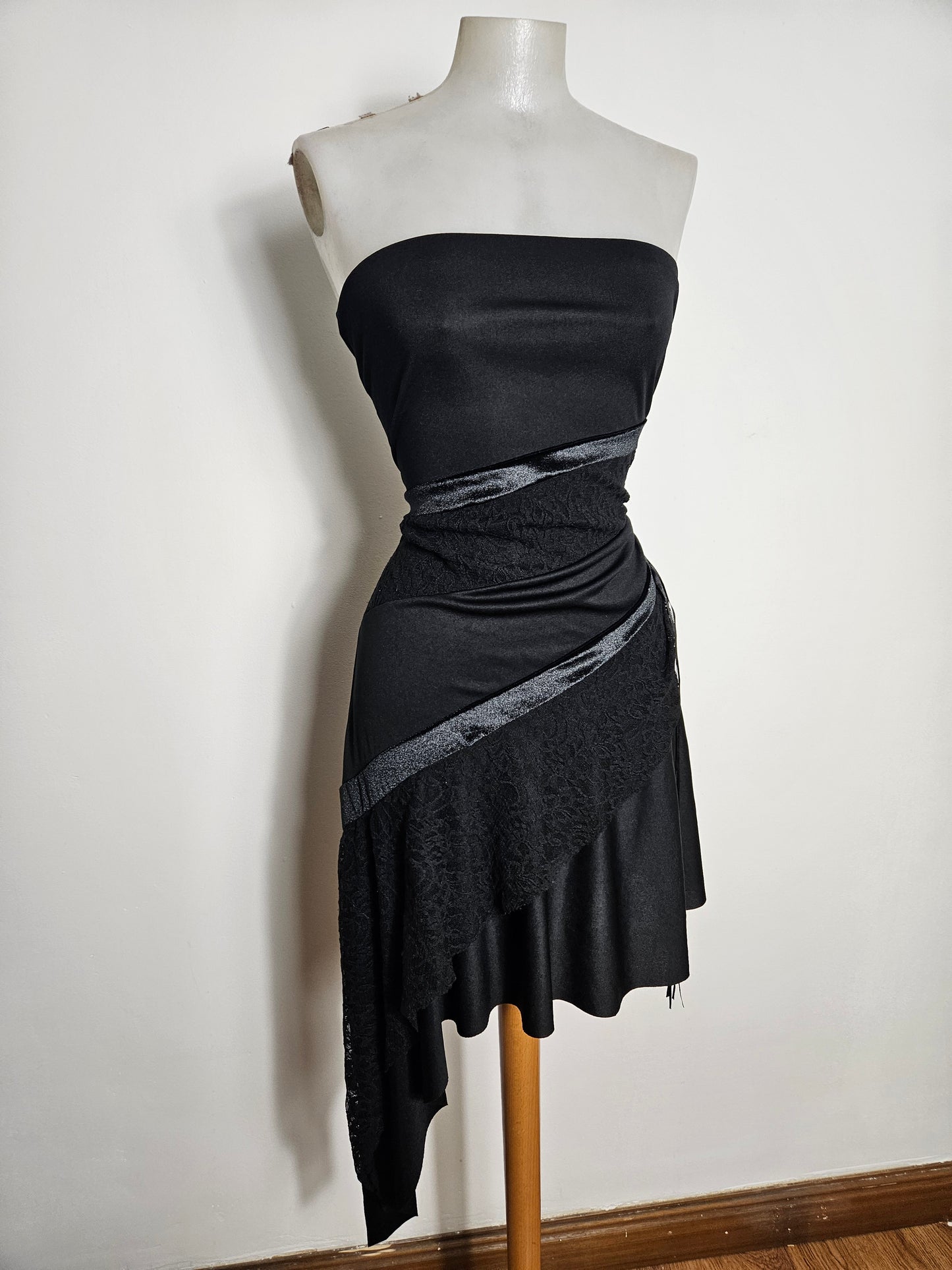 Vestido negro asimétrico sin tirantes