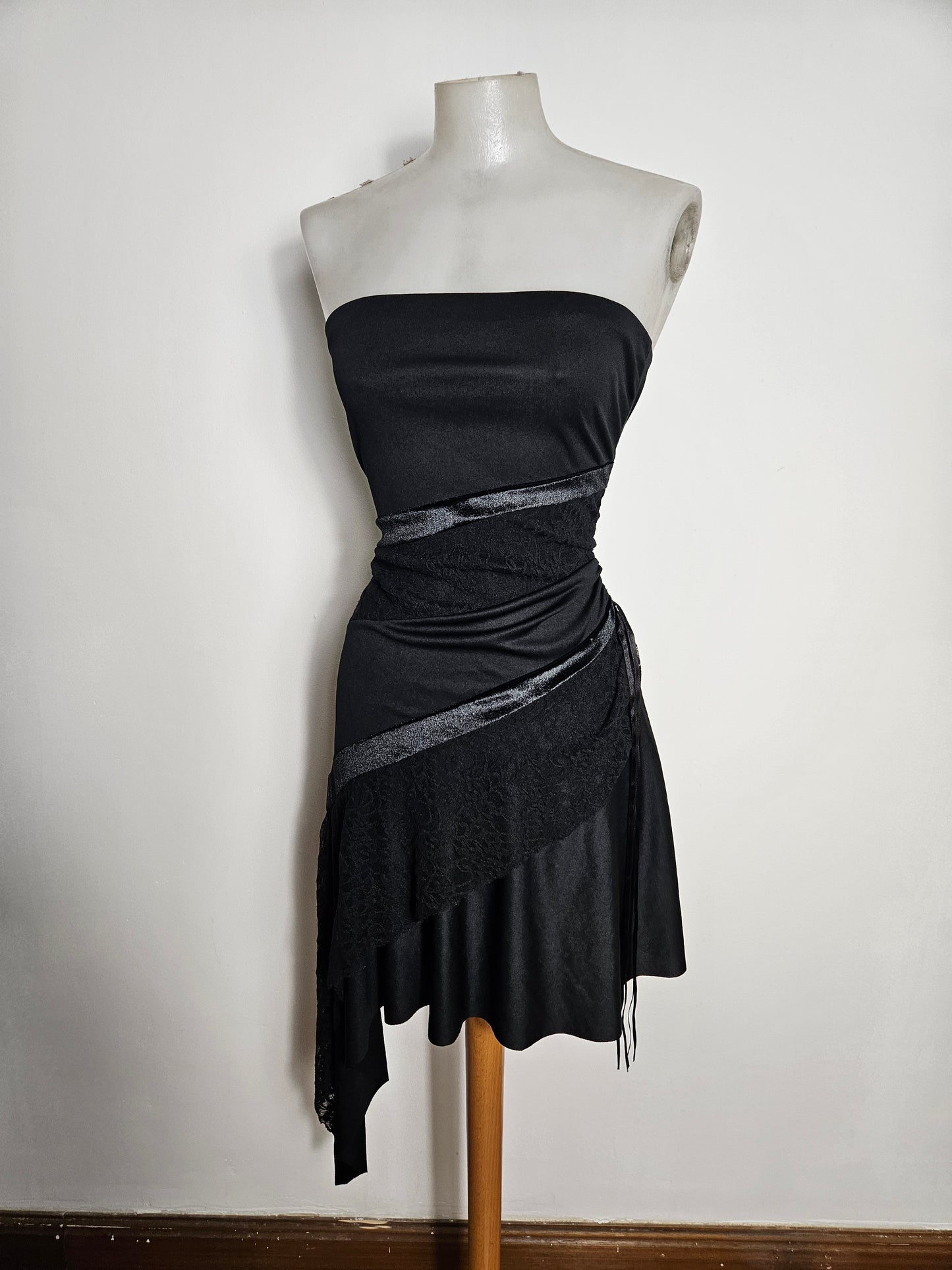 Vestido negro asimétrico sin tirantes