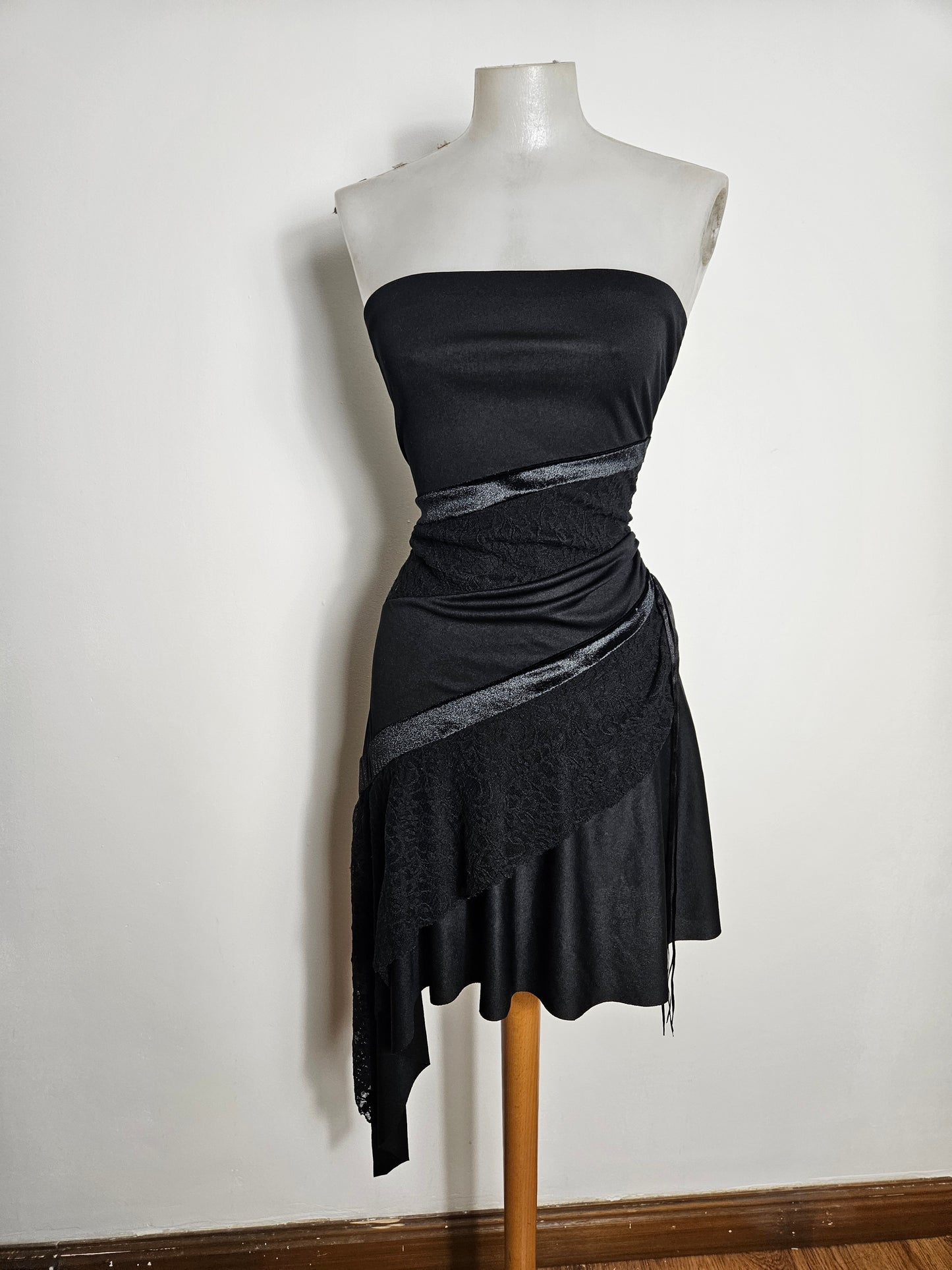 Vestido negro asimétrico sin tirantes