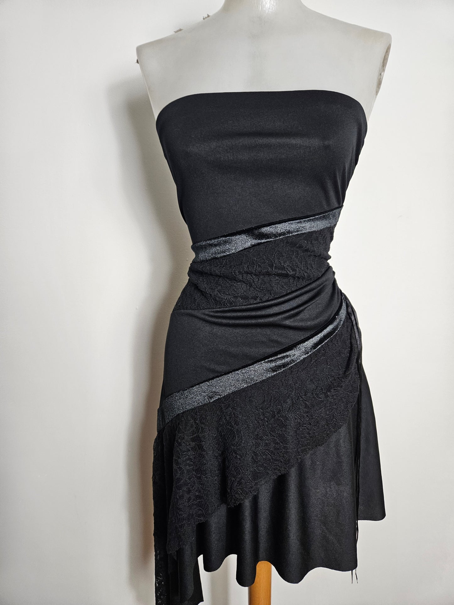 Vestido negro asimétrico sin tirantes