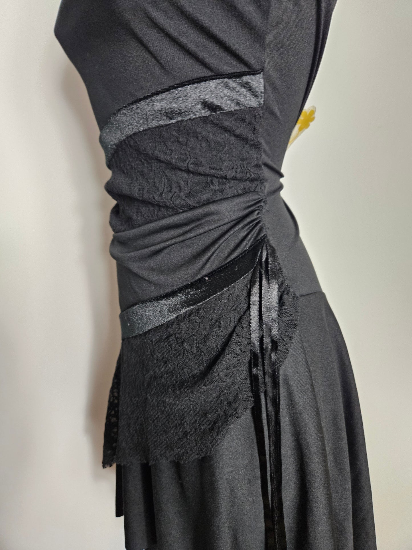 Vestido negro asimétrico sin tirantes