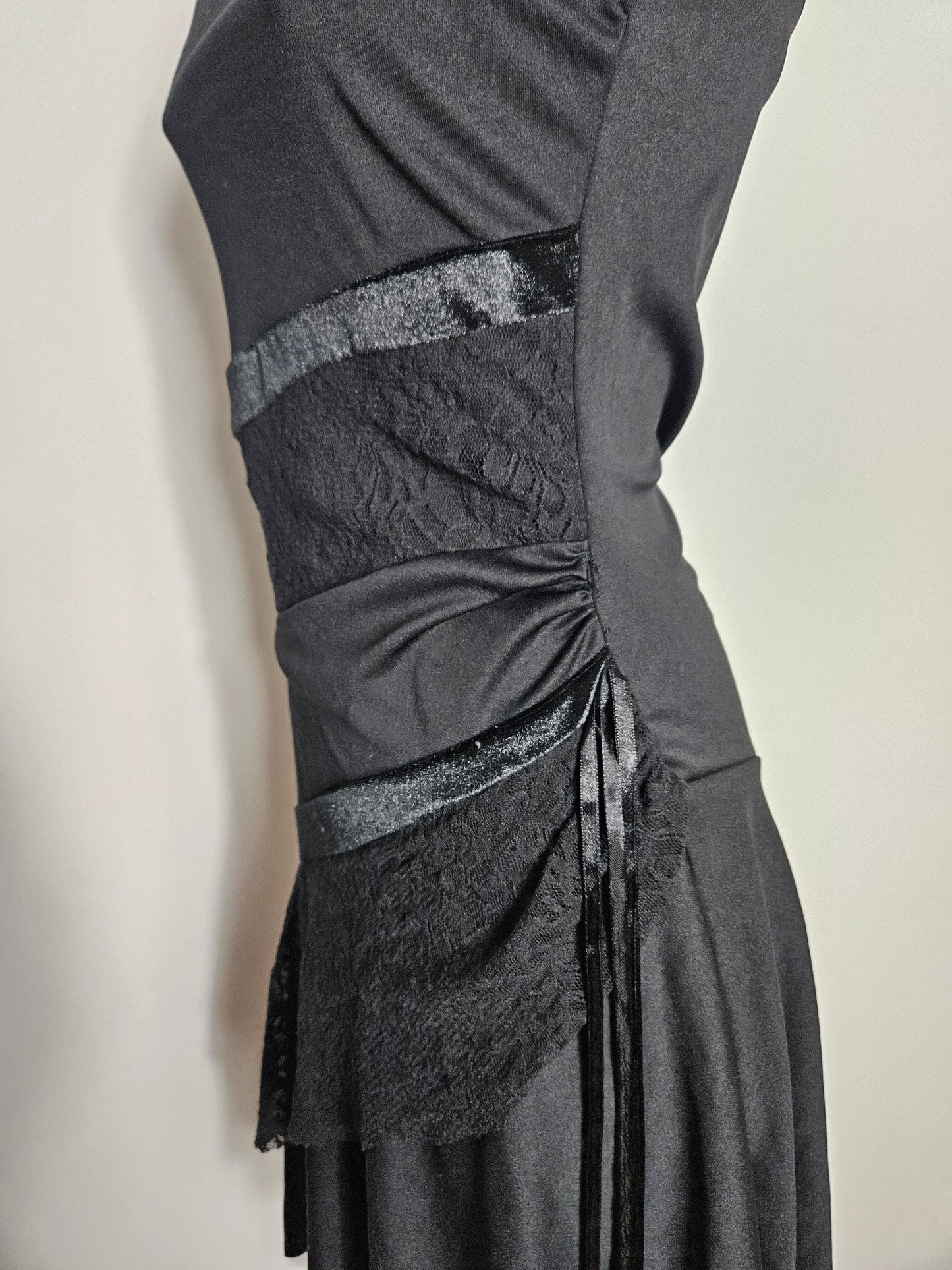 Vestido negro asimétrico sin tirantes