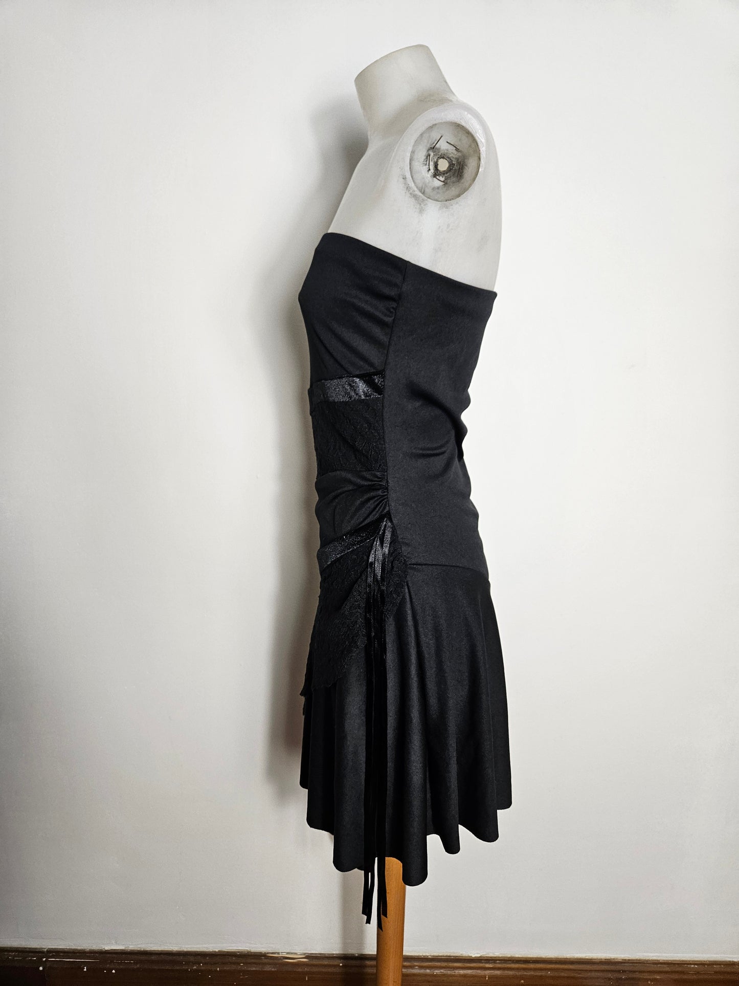 Vestido negro asimétrico sin tirantes