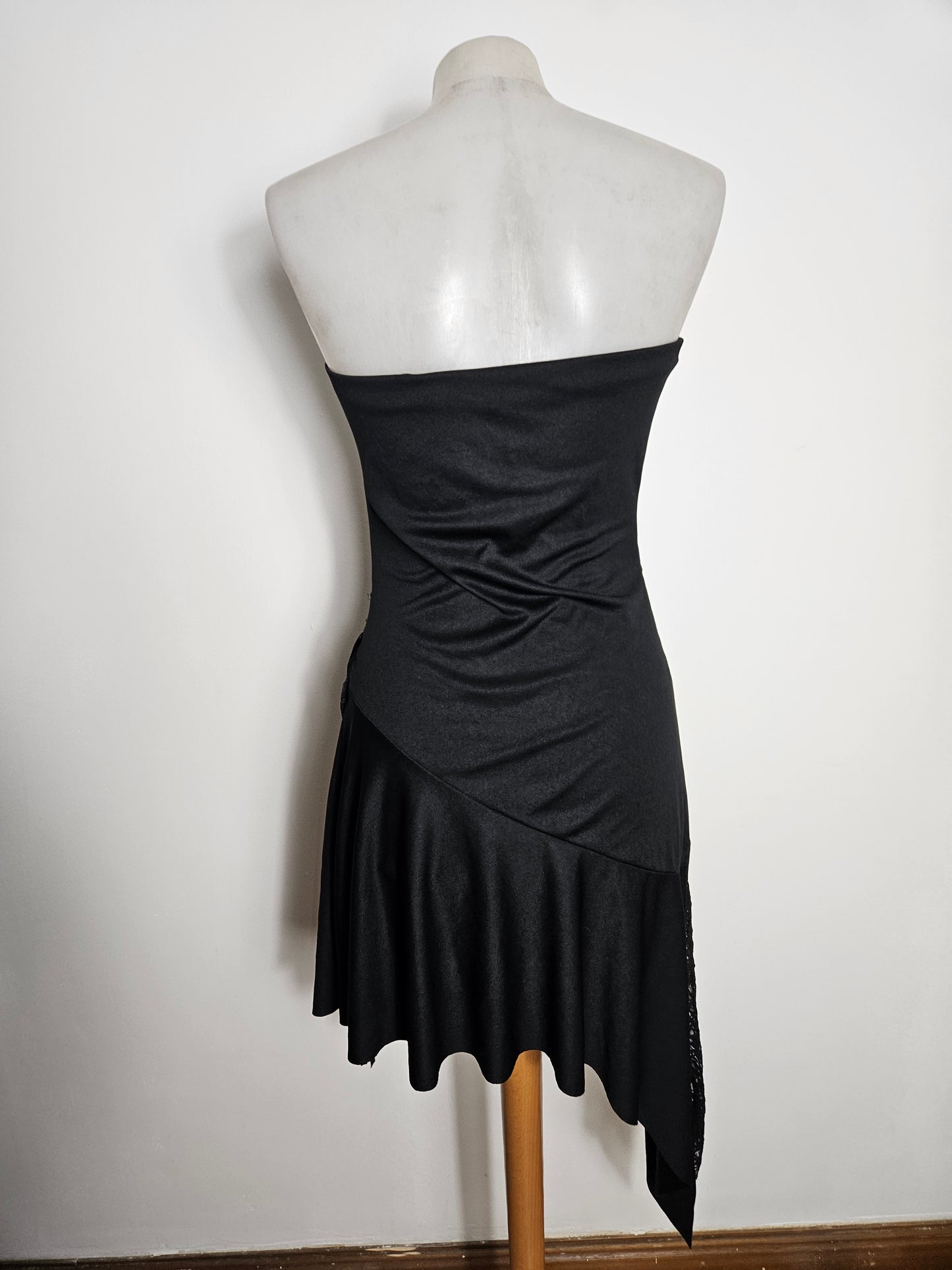 Vestido negro asimétrico sin tirantes