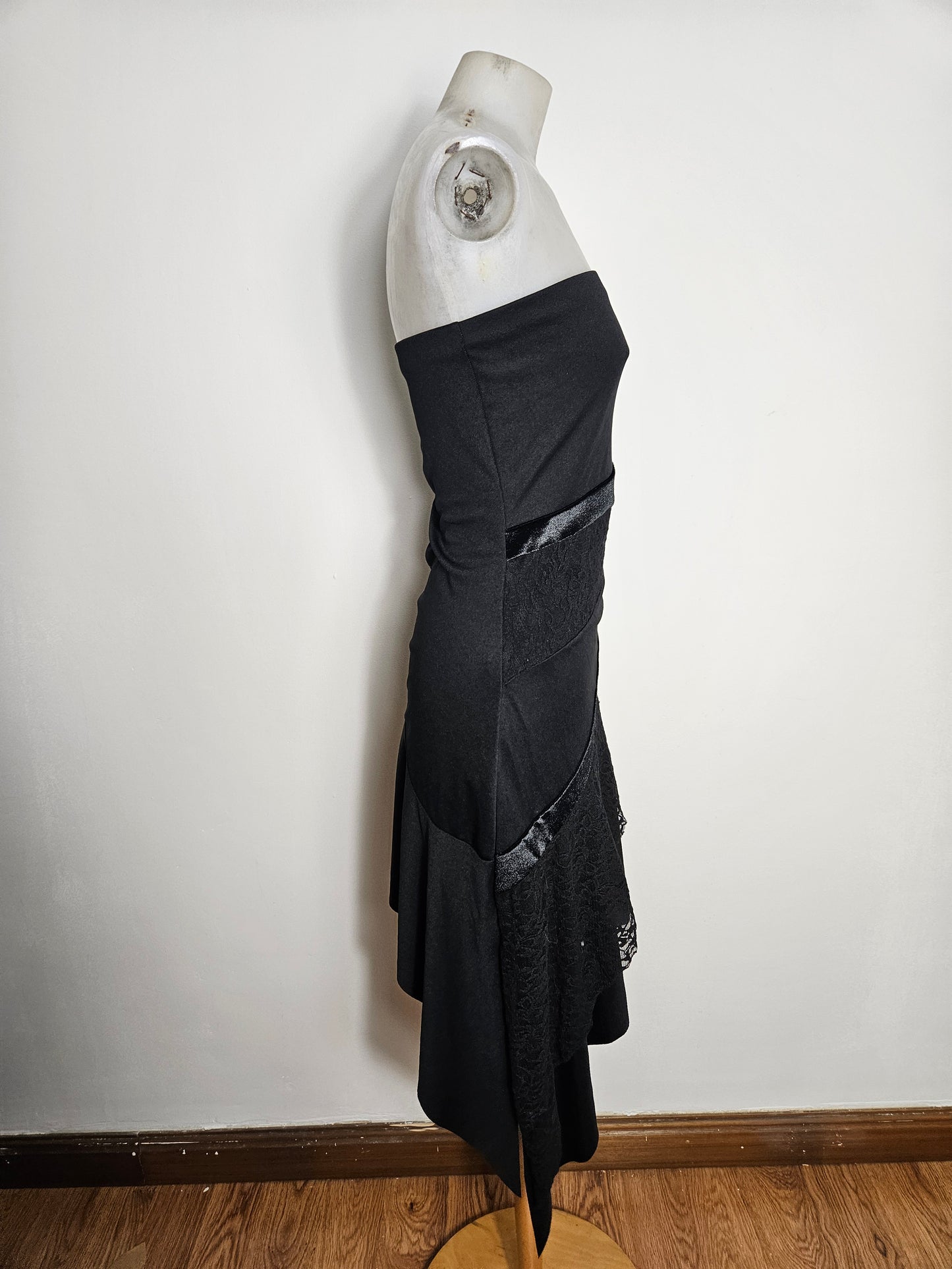 Vestido negro asimétrico sin tirantes
