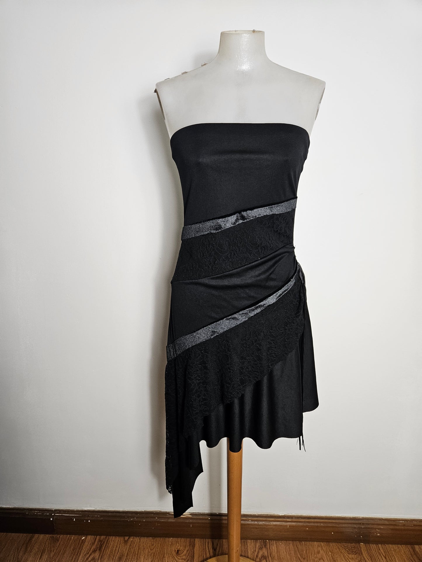 Vestido negro asimétrico sin tirantes