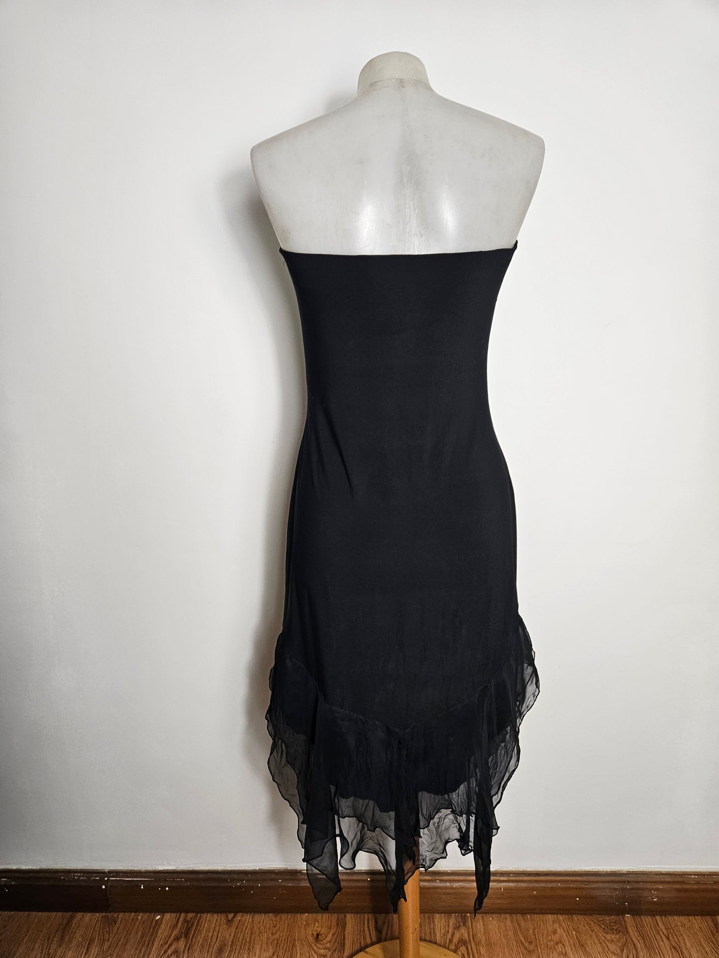 Robe bustier noire détails voile