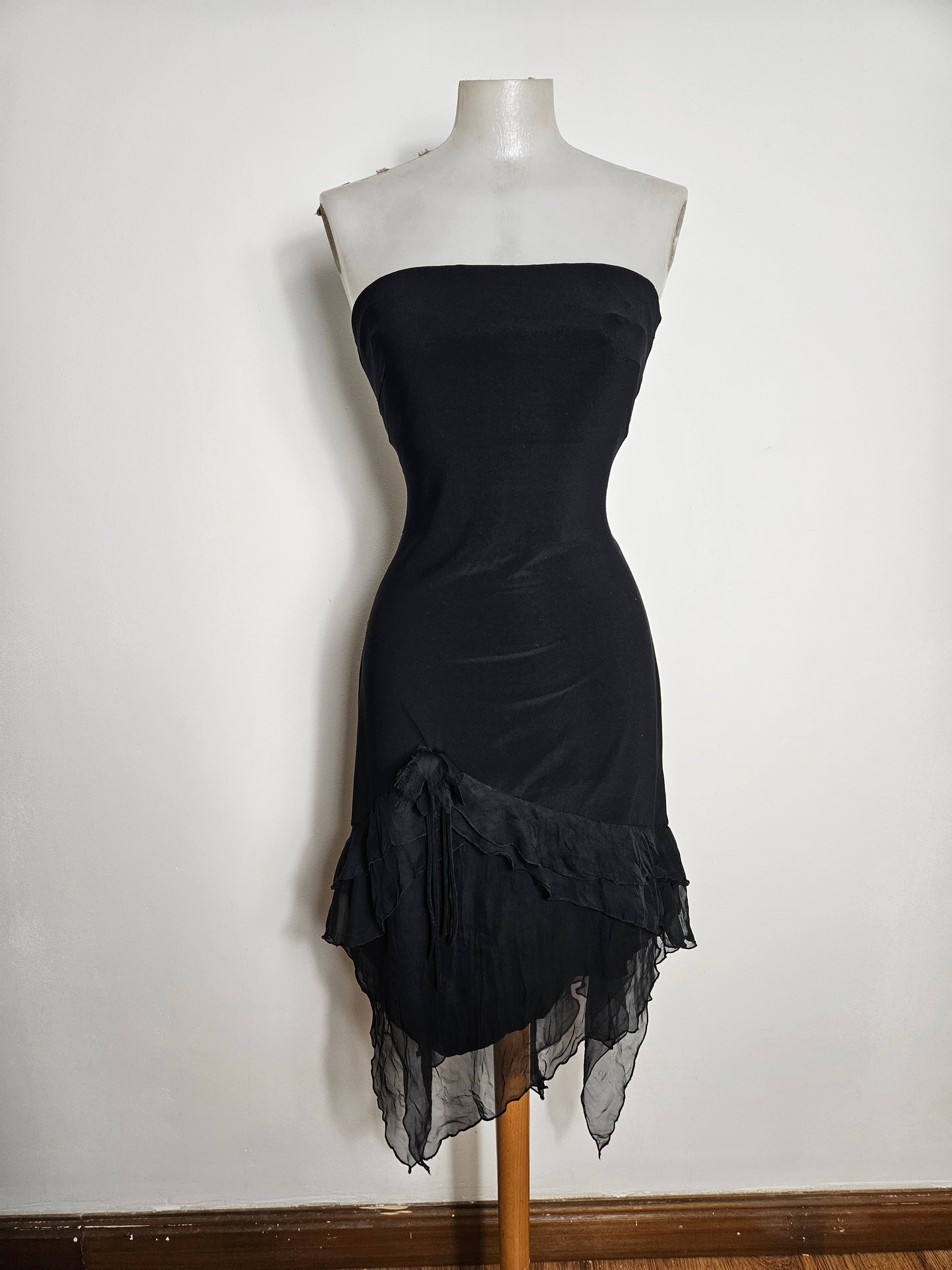 Robe bustier noire détails voile
