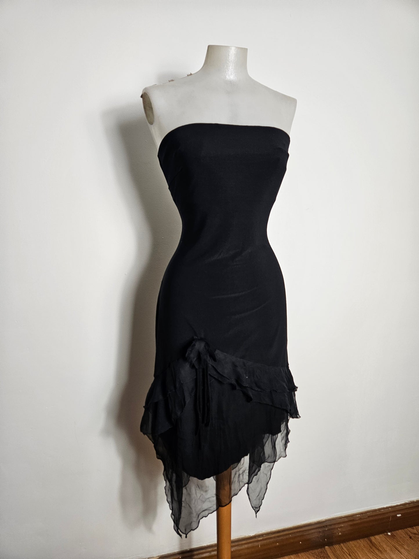 Robe bustier noire détails voile