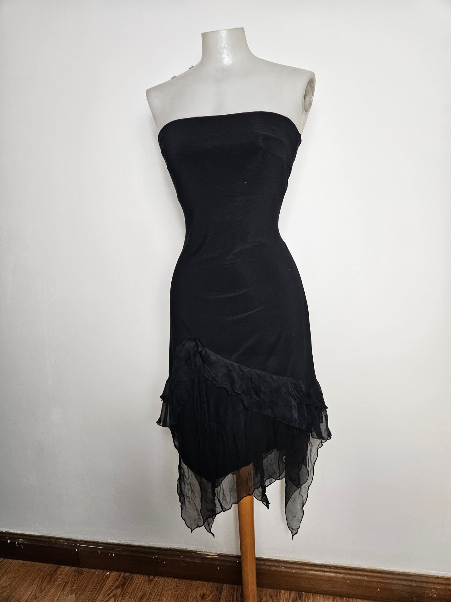 Robe bustier noire détails voile