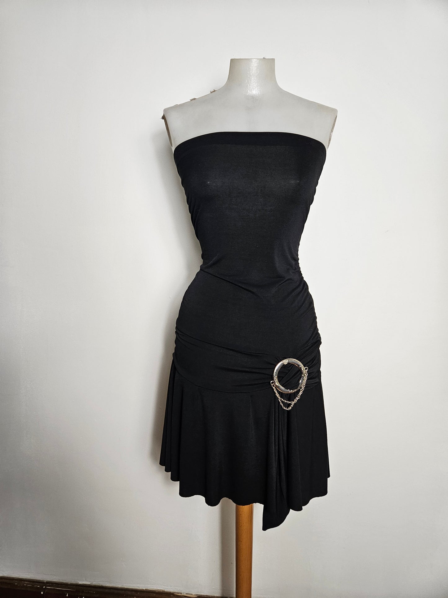Vestido bustier negro con hebillas