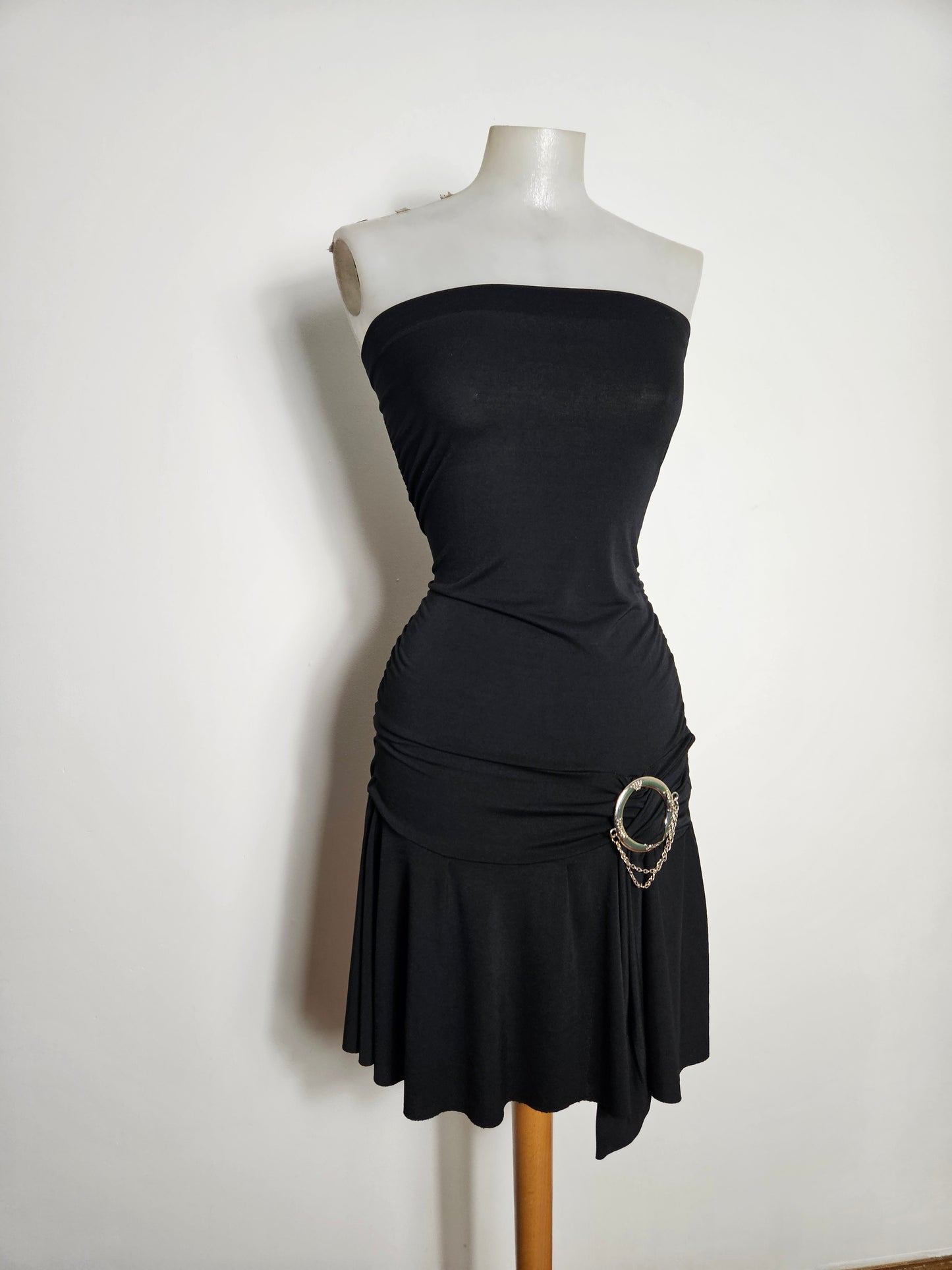Vestido bustier negro con hebillas