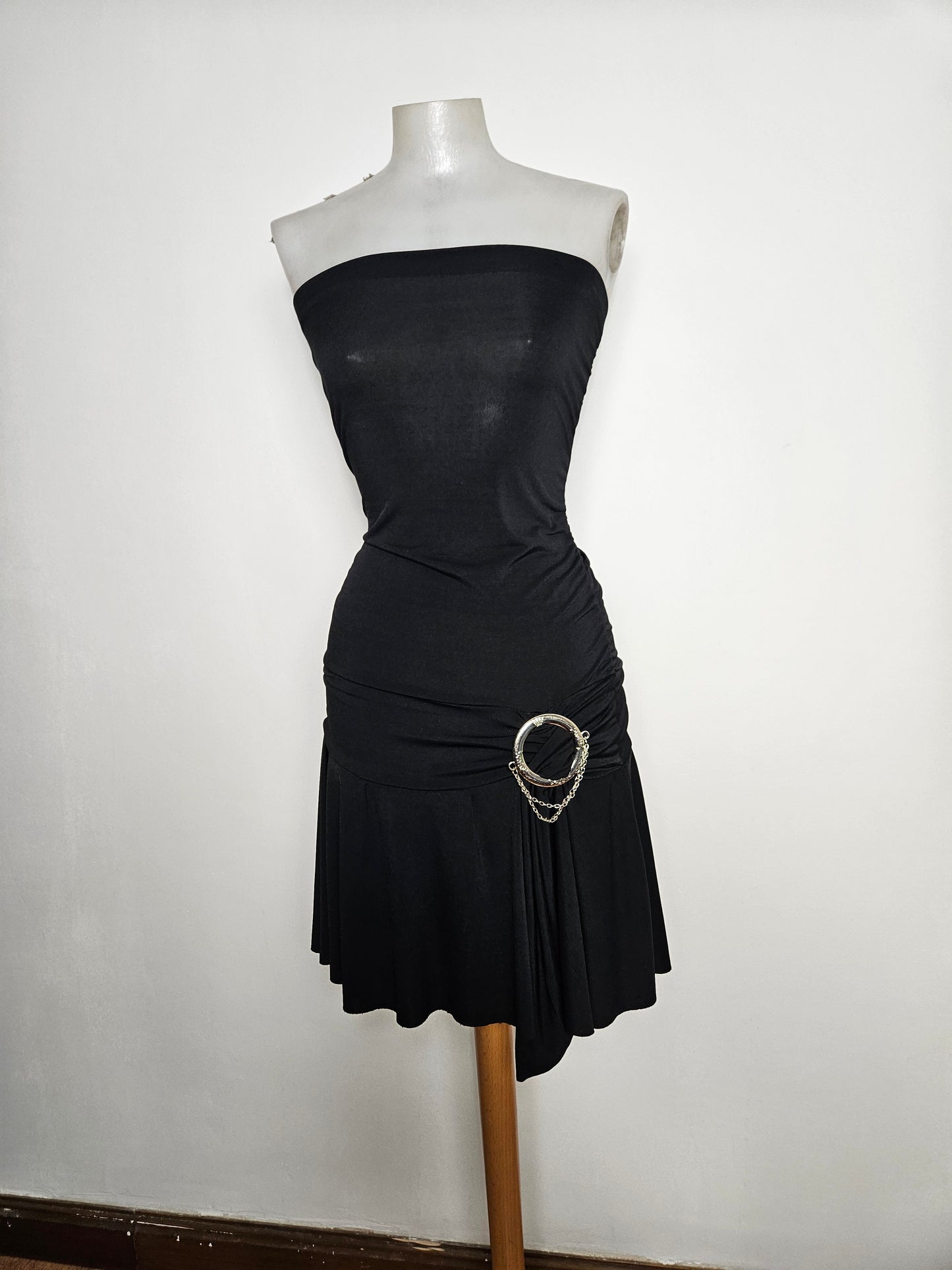 Vestido bustier negro con hebillas