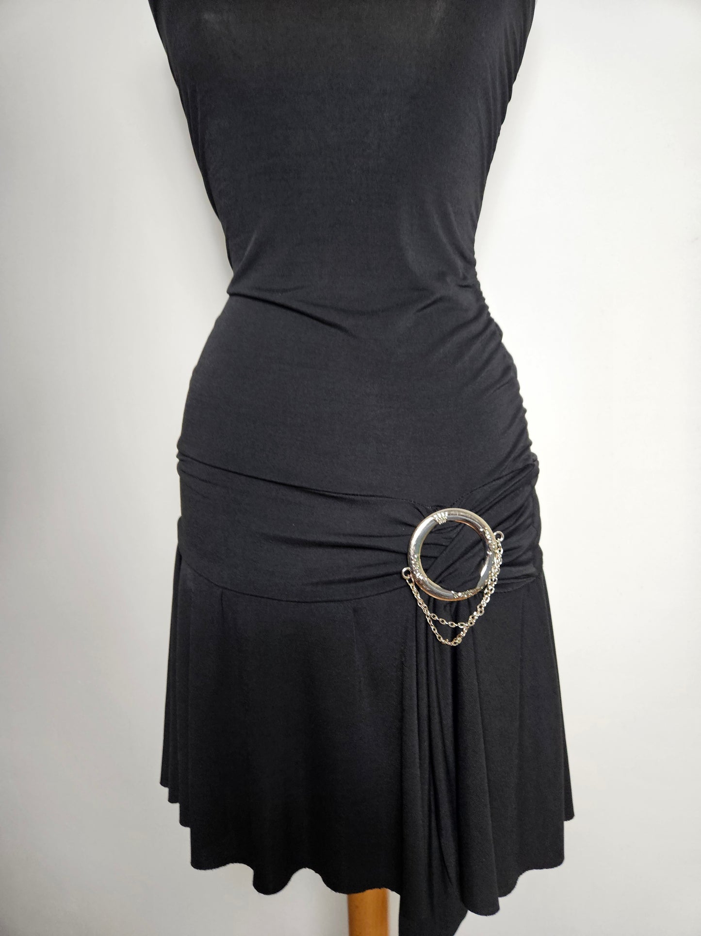 Vestido bustier negro con hebillas