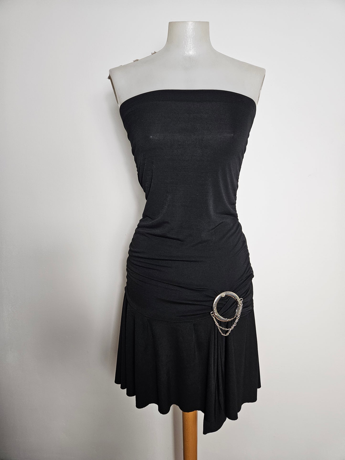Vestido bustier negro con hebillas