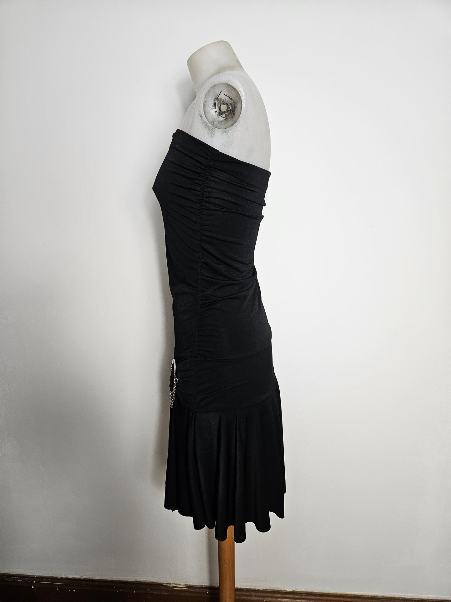 Vestido bustier negro con hebillas