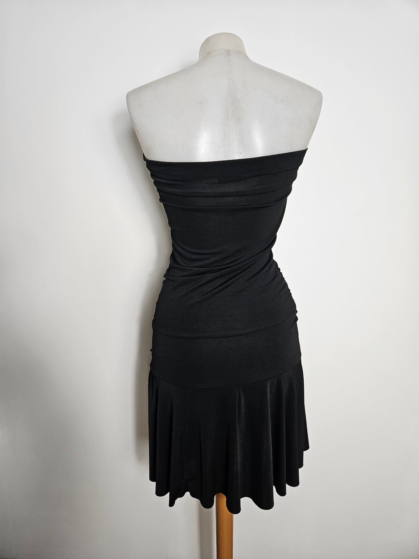 Vestido bustier negro con hebillas