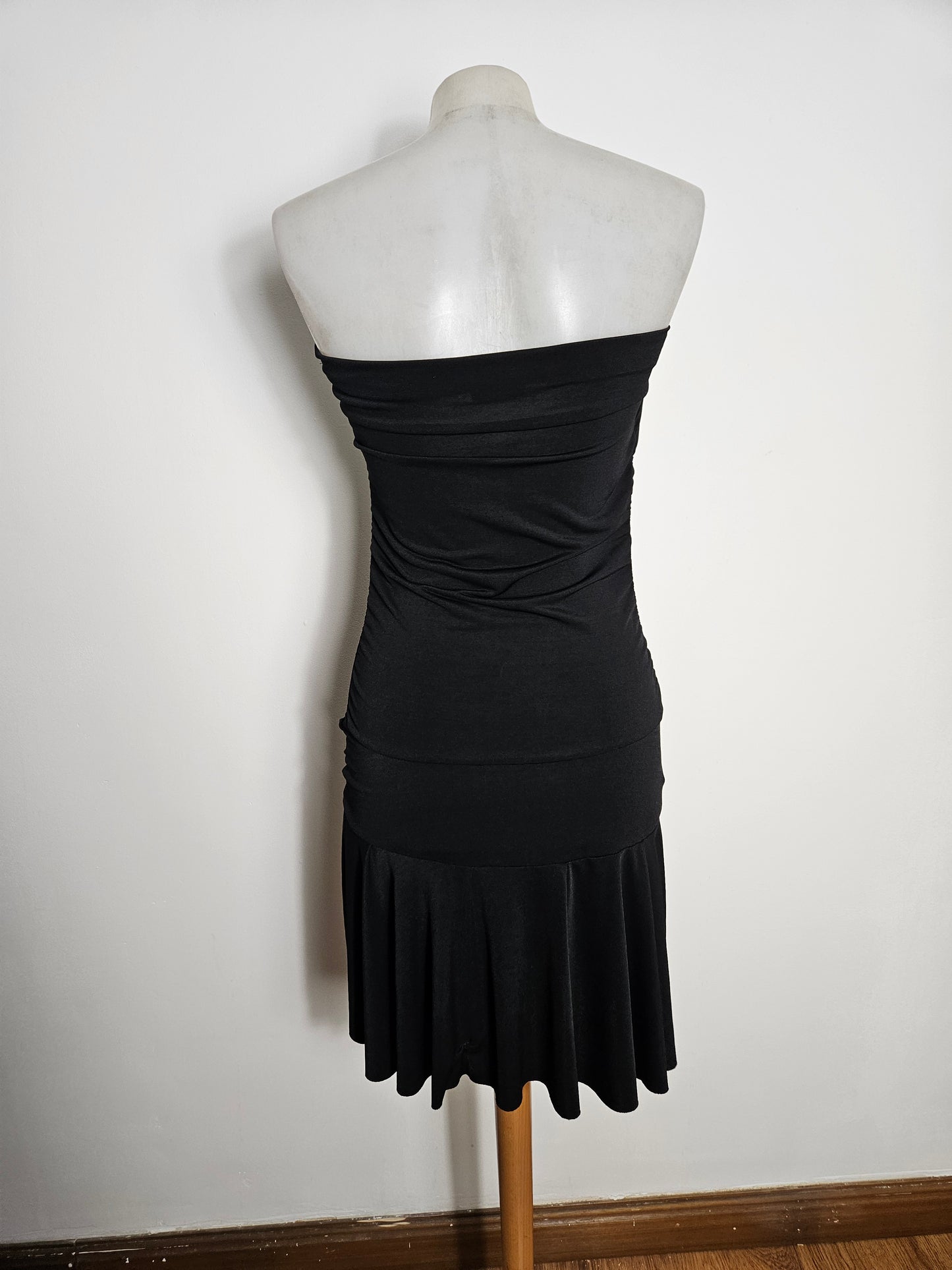 Vestido bustier negro con hebillas