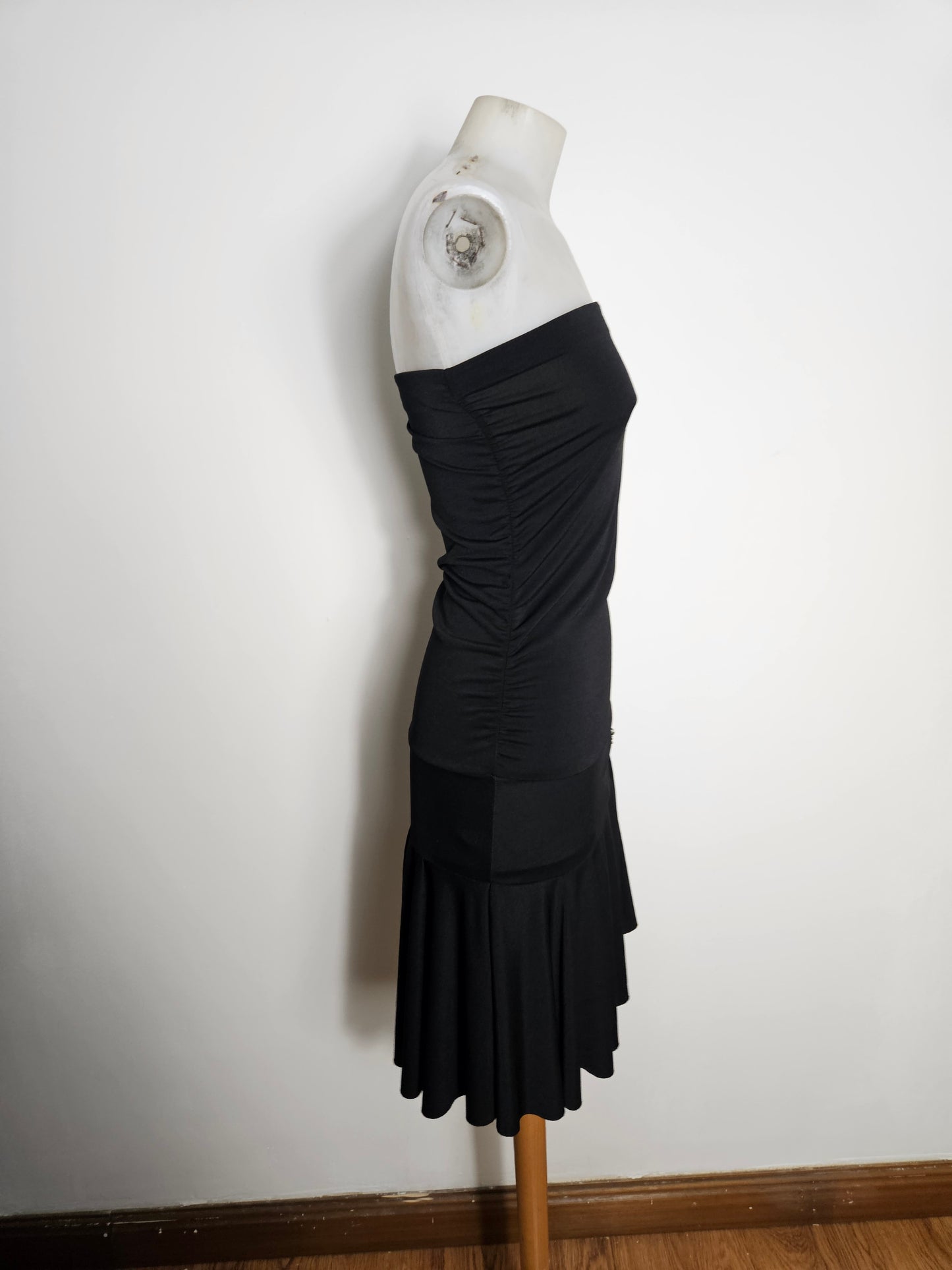 Vestido bustier negro con hebillas
