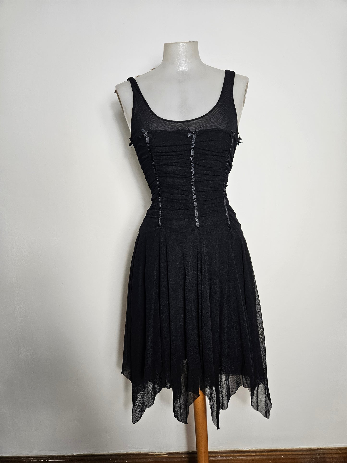 Robe asymétrique noire à rubans