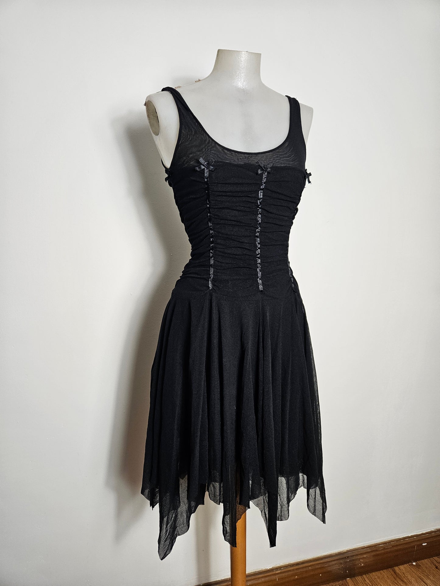 Robe asymétrique noire à rubans
