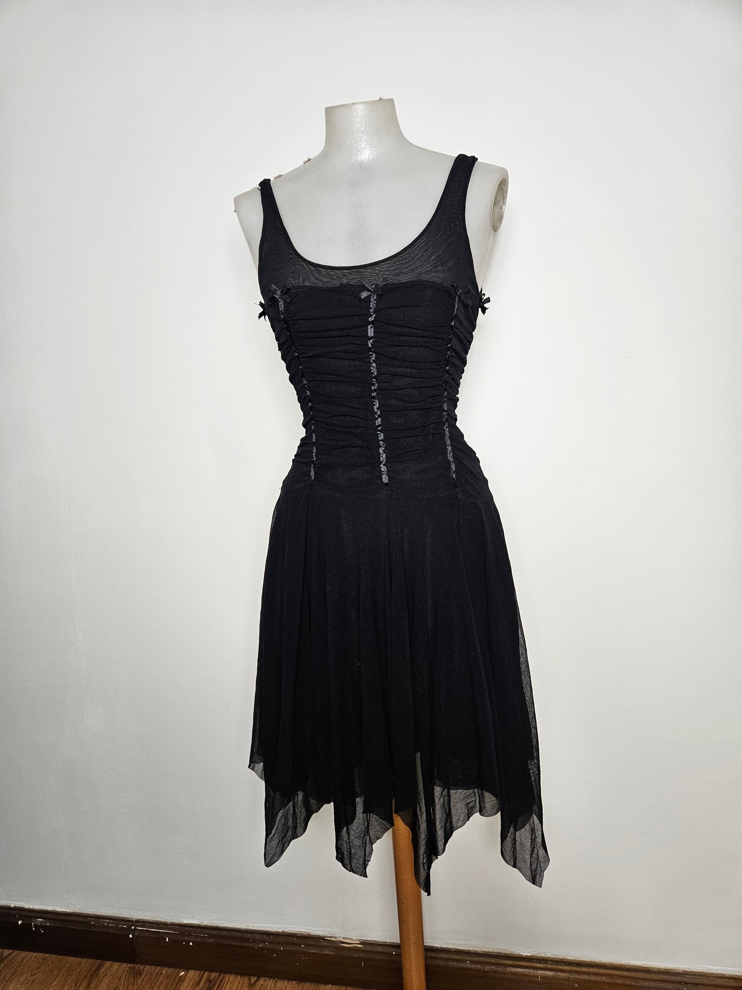 Robe asymétrique noire à rubans