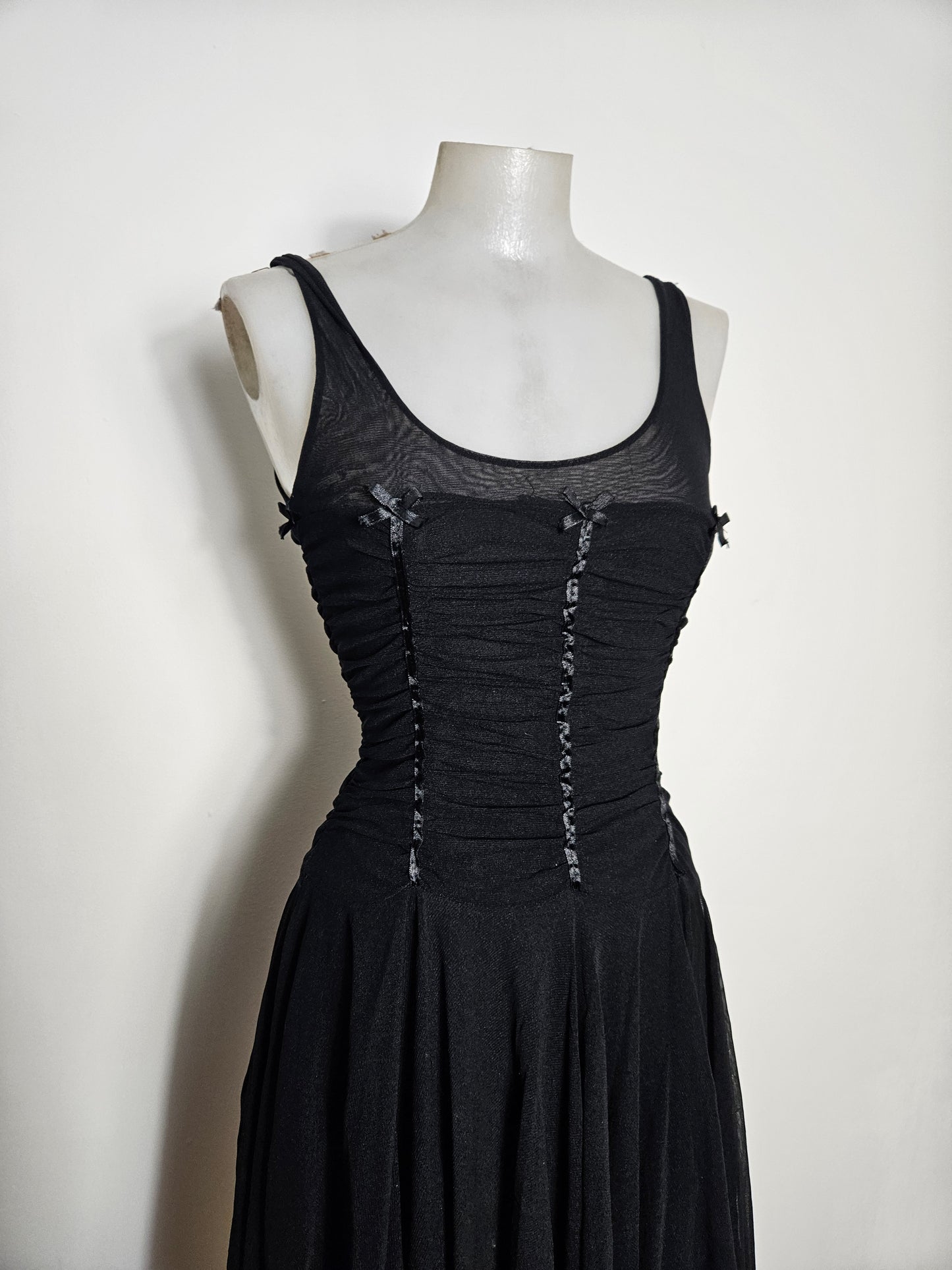 Robe asymétrique noire à rubans