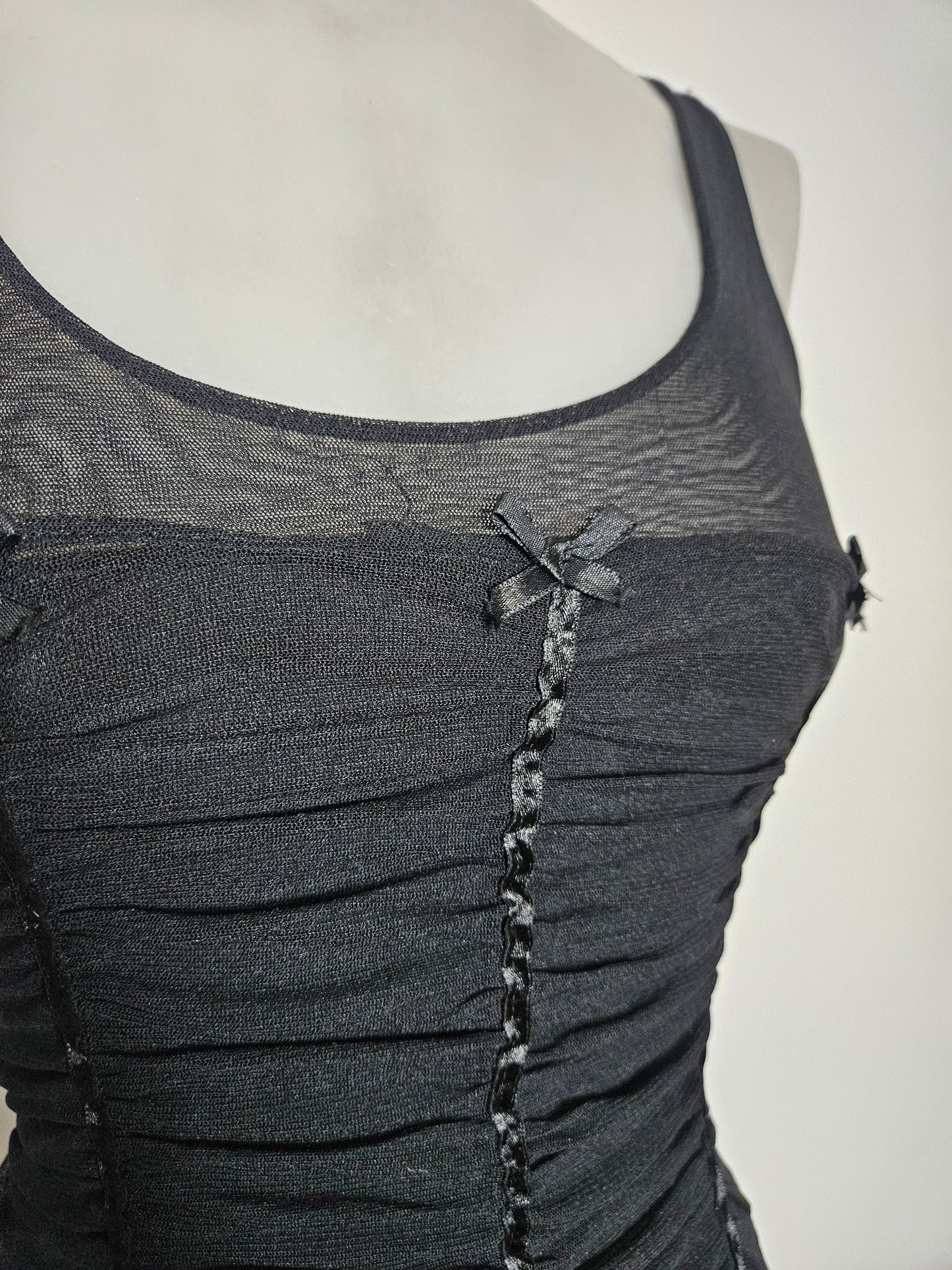 Robe asymétrique noire à rubans