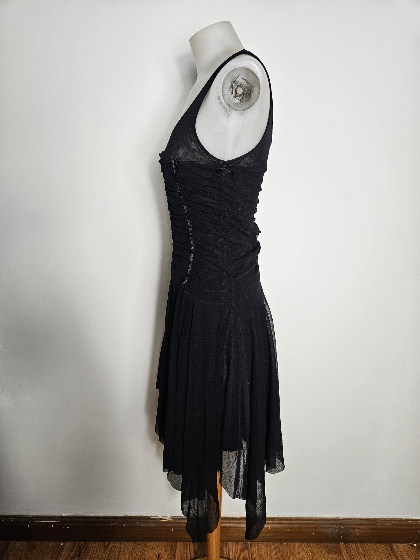 Robe asymétrique noire à rubans