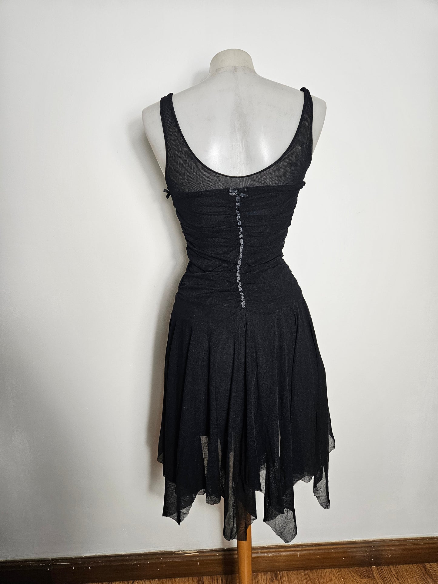 Robe asymétrique noire à rubans