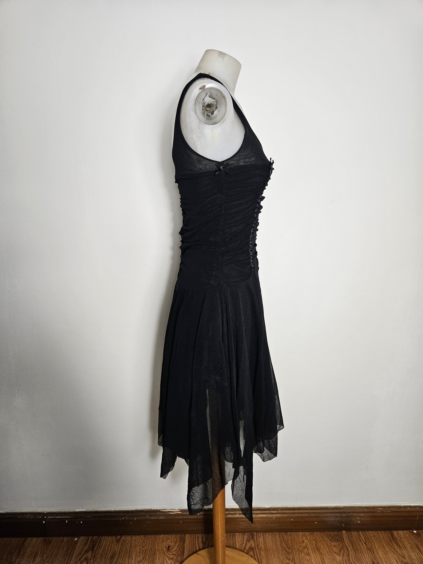 Robe asymétrique noire à rubans