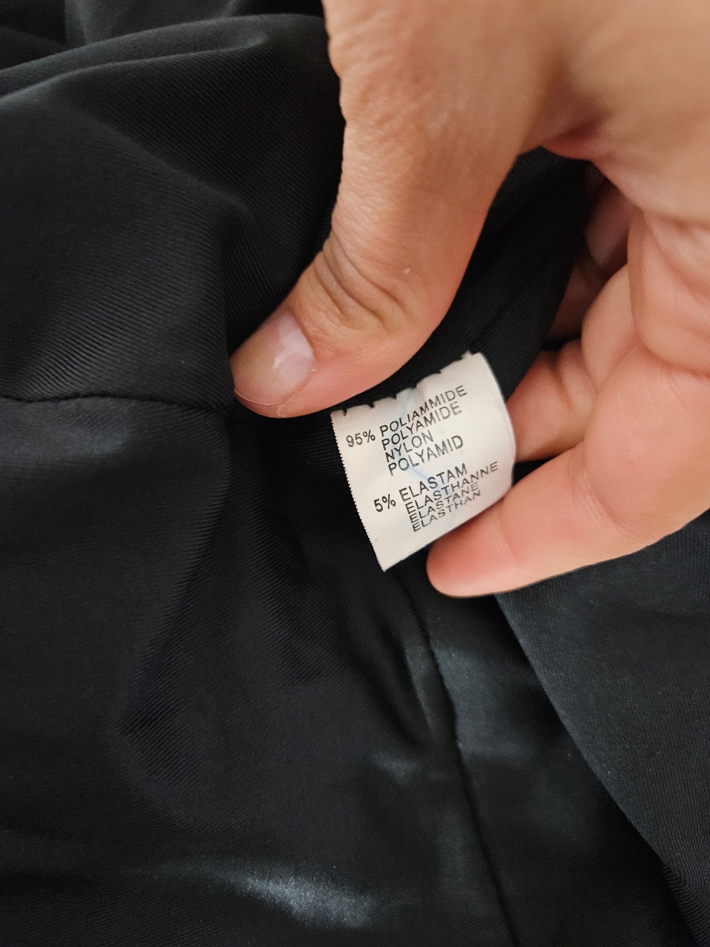 Robe asymétrique noire à rubans